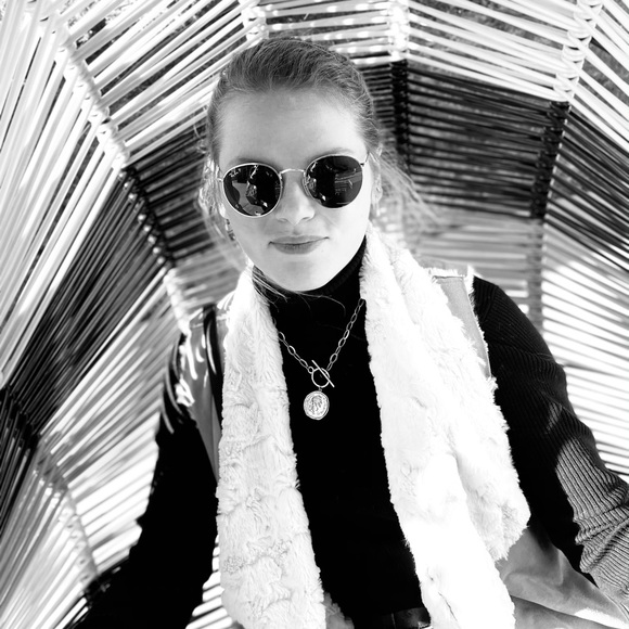 Meet your Posher, Julia - Picture 1 of 1